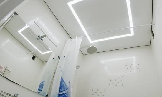 Светополосы на натяжном потолке 3 кв.м. - Ванная - Cветлогорск